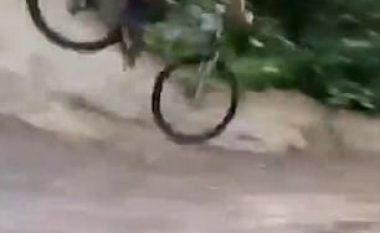 Përplaset me fytyrë për toke, pasi lëshimi me biçikletë nuk shkoi si duhet (Video)