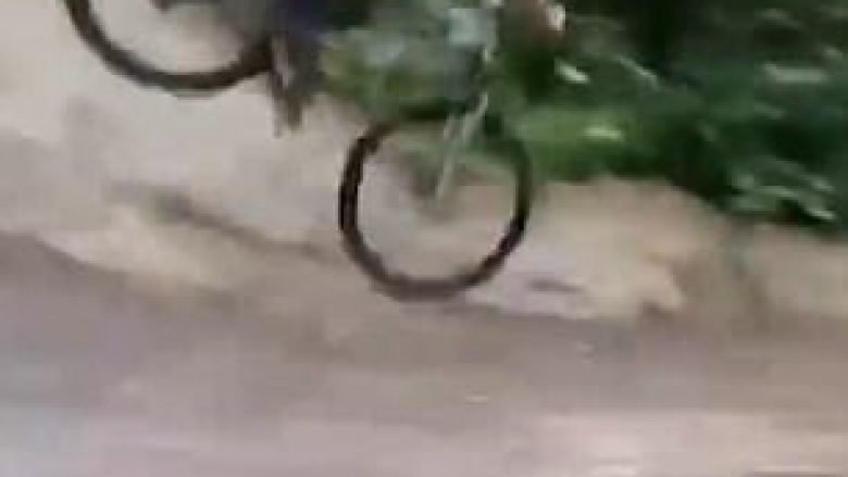 Përplaset me fytyrë për toke, pasi lëshimi me biçikletë nuk shkoi si duhet (Video)
