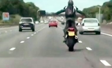 Qëndronte në këmbë mbi motoçikletën që lëvizte me afro 200 kilometra në orë (Video)