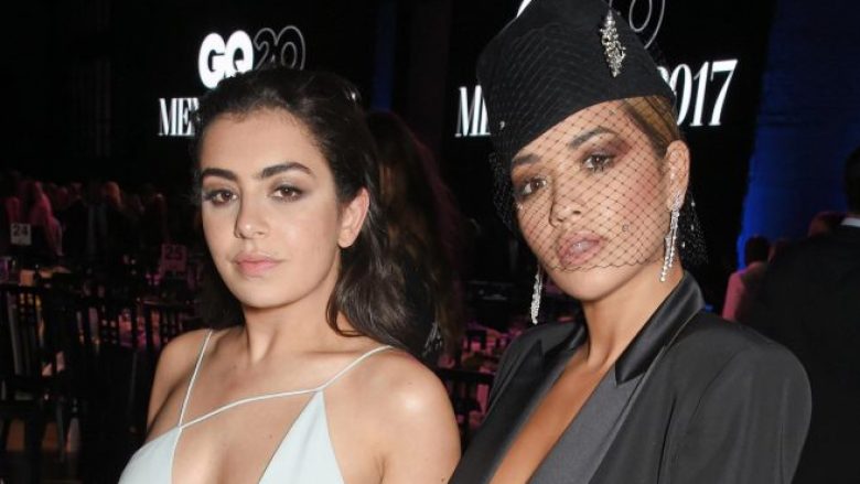 Rita shkon me vonesë në GQ Awards, por merr gjithë vëmendjen me veshjen e saj (Foto)