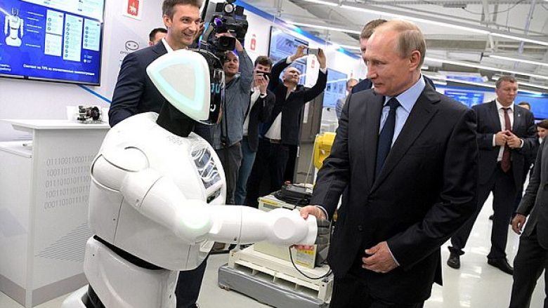 Roboti ndalon presidentin, i zgjati dorën dhe e përshëndeti (Foto/Video)