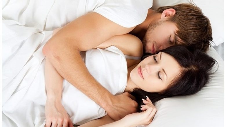 Katër gjërat të cilat çiftet e lumtura i bëjnë para se të flenë