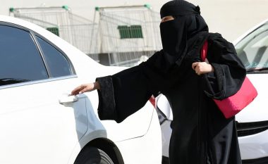 Gratë e Arabisë Saudite do të mund të ngasin makinën, por në fuqi mbesin 12 ndalesa tjera për to