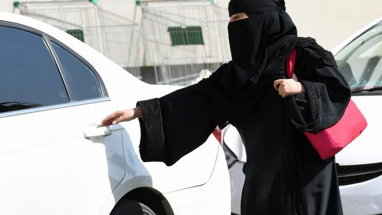 Gratë e Arabisë Saudite do të mund të ngasin makinën, por në fuqi mbesin 12 ndalesa tjera për to