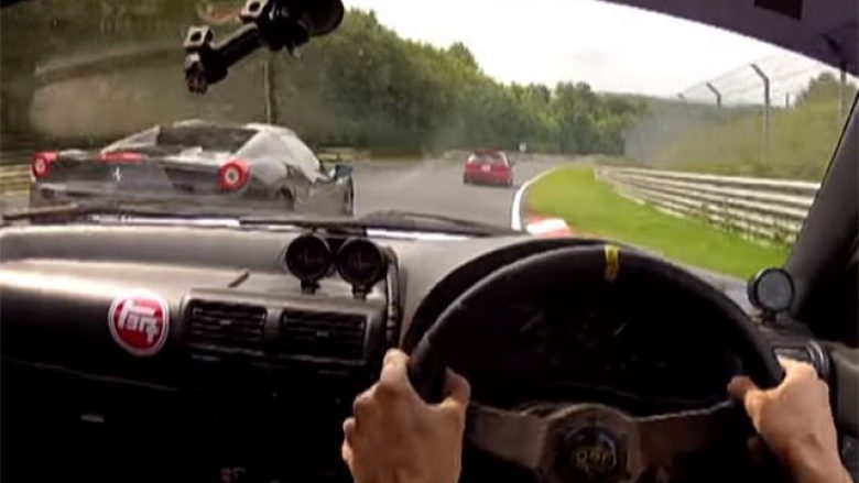 Shoferi joserioz i Ferrarit 458, duhet të largohet nga pista e garave (Video)