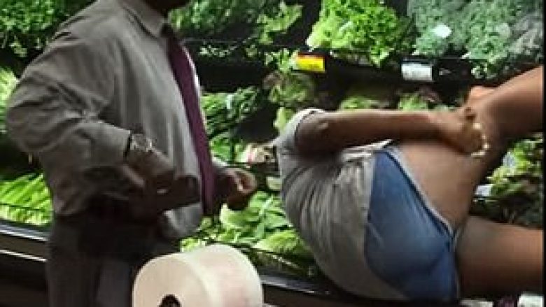 Shtrihet në frigoriferin e super-marketit, fërkohet me barishte sikur bën banjë (Video)