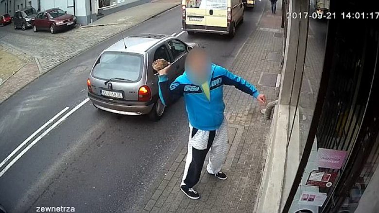 Theu vitrinën e lokalit, goditet nga vetura teksa largohej (Video, +16)