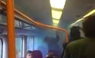 Tifozët ndezën brenda trenit bombolën që lëshon tym (Video)