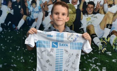 Djaloshi tetë vjeçar që e refuzoi ‘ofertën’ e Vucicit: Jam fans i Rjekës – Klubi kroat e befason këndshëm tifozin e ri (Foto)