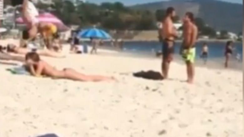 Tregon aftësitë e mahnitshme akrobatike, për t’i lënë përshtypje pushueses së plazhit (Video)