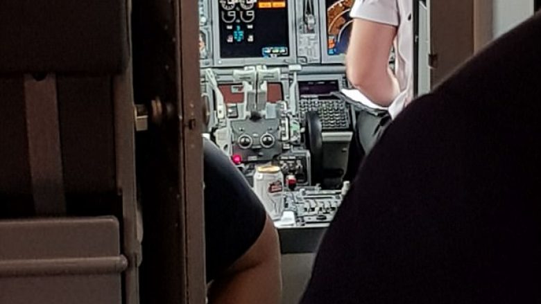Udhëtarët e shqetësuar me pilotin, pinte alkool gjatë drejtimit të aeroplanit (Foto)