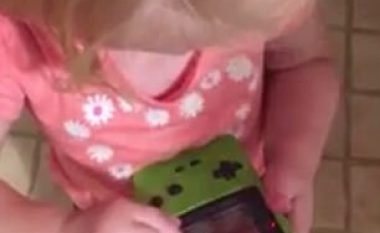 Vogëlushja në hall, pajisja e vjetër nuk e ka ekranin e ndjeshëm në prekje (Video)