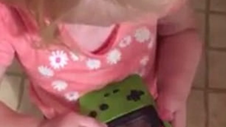 Vogëlushja në hall, pajisja e vjetër nuk e ka ekranin e ndjeshëm në prekje (Video)