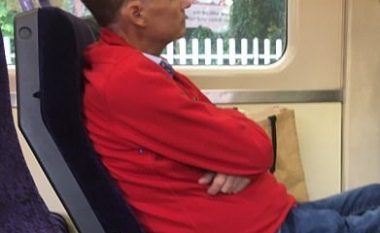 Zuri tri ulëse treni, shqetësoi të pranishmit me këmbët e zbathura që i vuri mbi karrige (Foto)