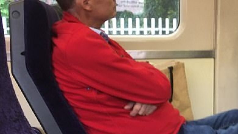 Zuri tri ulëse treni, shqetësoi të pranishmit me këmbët e zbathura që i vuri mbi karrige (Foto)