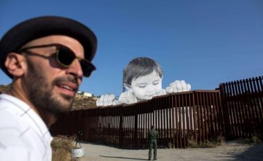 Fëmija Kikito sfidon murin me Meksikën, të kërkuar nga Trump (Foto)