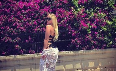 Pas suksesit me “Bonitën”, Adelina joshë në bikini (Foto)