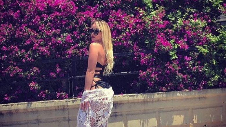 Pas suksesit me “Bonitën”, Adelina joshë në bikini (Foto)