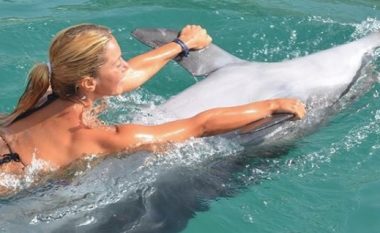 Adelina Tahiri shfaqet atraktive në bikini, teksa noton me delfinë (Foto)