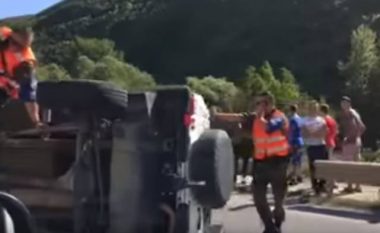 Përfshihet në aksident trafiku, vetura e KFOR-it rrokulliset në rrugë (Video)