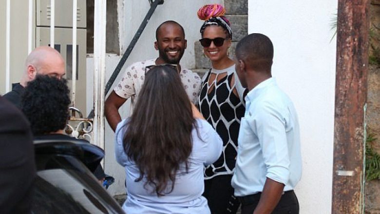 Policia ndalon Alicia Keys për kontroll, fansat kalimtarë shfrytëzojnë rastin të fotografohen me të (Foto)