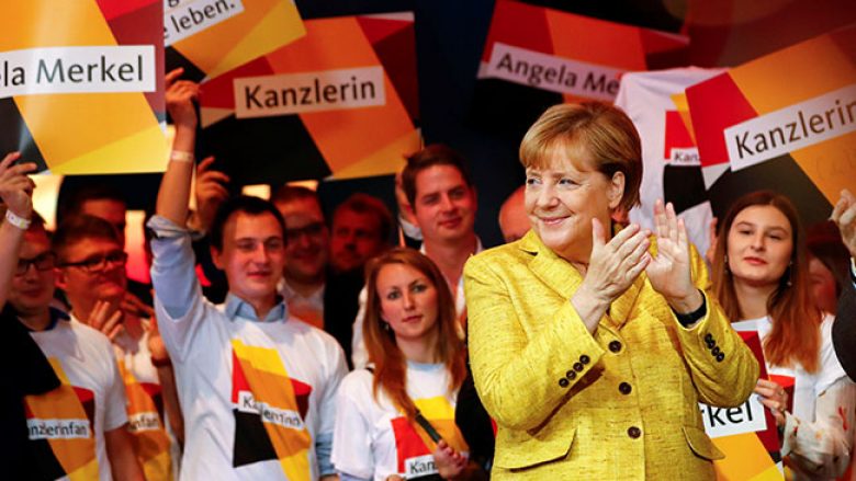 Vuçiq uron Merkelin për fitoren