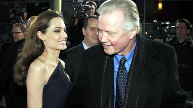 Angelina Jolie bashkohet me babain pas gjashtë vitesh (Foto)