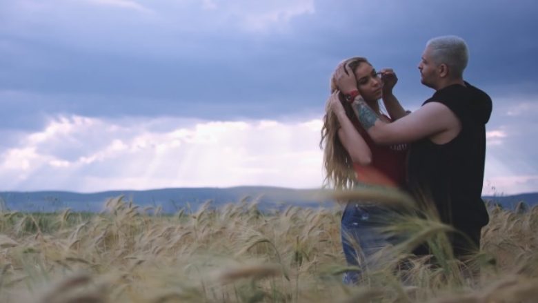 Arta Nitaj vjen me skena ‘të nxehta’ në klipin e të dashurit (Video)