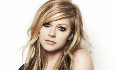 Pas luftës së gjatë me sëmundjen Lyme, Lavigne i kthehet muzikës