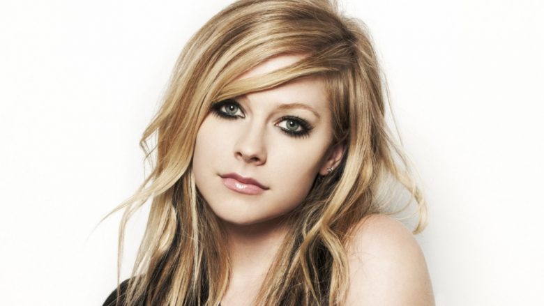 Pas luftës së gjatë me sëmundjen Lyme, Lavigne i kthehet muzikës
