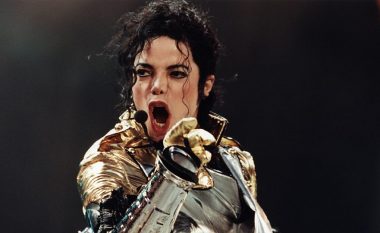 Personi që ngjan me Michael Jackson jeton në Spanjë