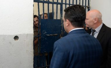 Zaev sy më sy me të burgosurit që vuajnë denimin në burgun me kushte jonjerëzore (Foto)