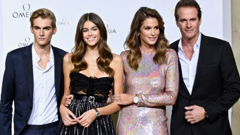 Më e bukur vajza apo nëna, Cindy Crawford dhe Kaia Gerber shkëlqejnë edhe në Paris (Foto)