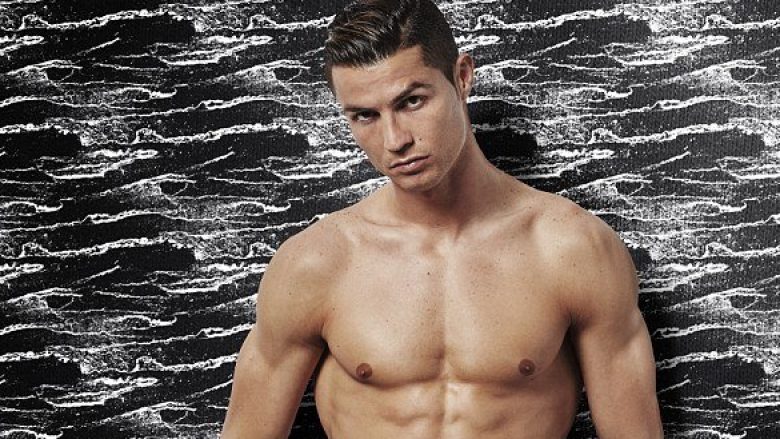 Cristiano Ronaldo pozon për markën e tij të të brendshmëve , shfaq trupin muskuloz (Foto)