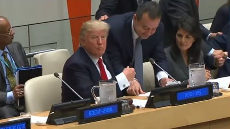 Me letra në duar, iu afrua presidentit amerikan: Çfarë i kërkoi Daçiq presidentit Trump? (Video)