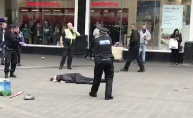 Mbante një thikë, goditet me elektroshok, pastaj arrestohet një burrë në Birmingham të Anglisë (Video)