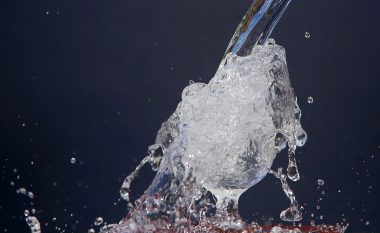 Bëjeni shprehi të përditshme: Pini ujë posa të zgjoheni nga gjumi për shëndet të mirë