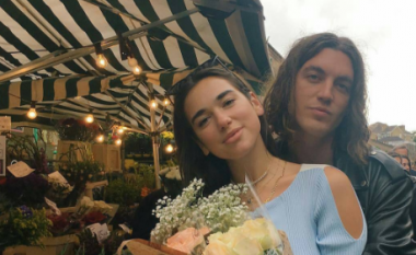 Dua Lipa shkëlqen nga lumturia në përqafim të të dashurit (Foto)