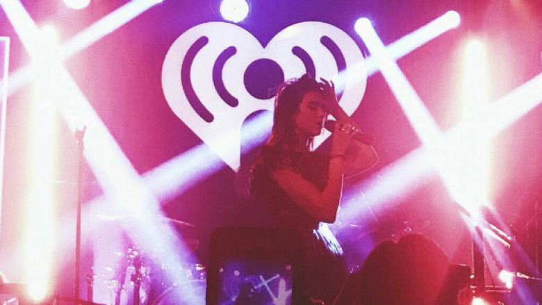 Dua Lipa shkëlqen me performancën në iHeartRadio Theater (Foto)