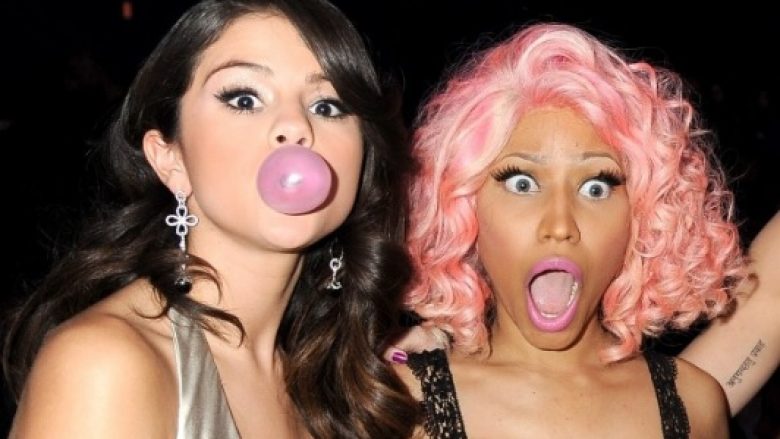 Selena Gomez dhe Nicki Minaj shfaqen me fustan të njëjtë (Foto)