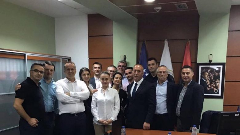Haradinaj prezanton një pjesë të ekipit (Foto)
