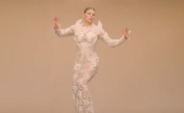Fergie publikon dy këngë në një ditë (Video)