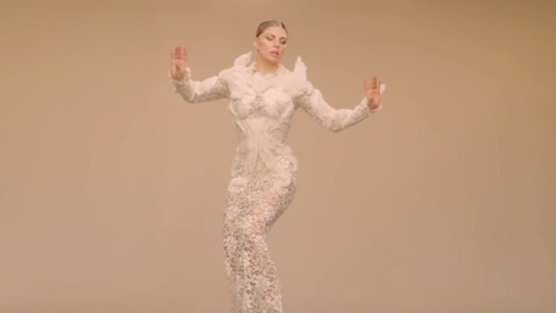Fergie publikon dy këngë në një ditë (Video)