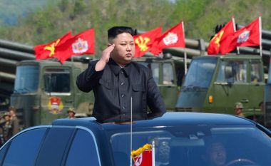 Jeta e tij luksoze “kushton” 600 milionë dollarë në vit: Njihuni me veturat me të cilat vozitet Kim Jong-un (Foto/Video)