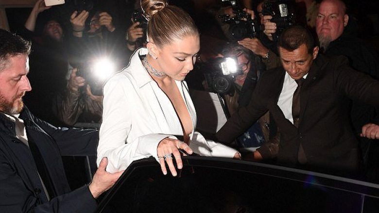 Gigi Hadid joshëse dhe provokuese në Paris (Foto)