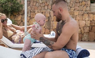 Conor McGregor shijon diellin në Ibiza me djalin dhe të dashurën (Foto)