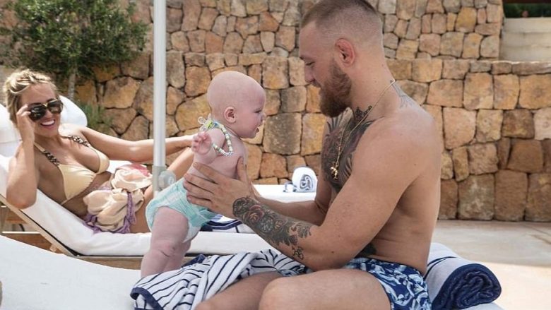 Conor McGregor shijon diellin në Ibiza me djalin dhe të dashurën (Foto)