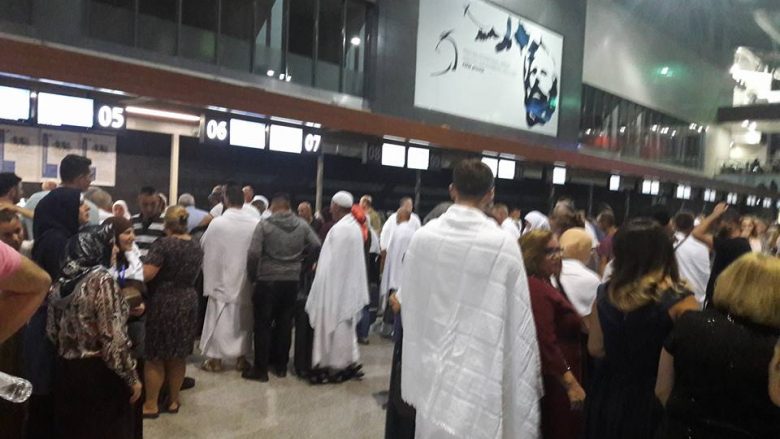 Haxhinjtë kosovarë kthehen nga Meka