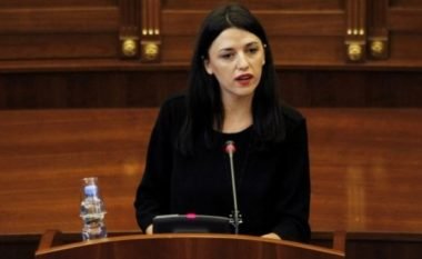 Haxhiu: Në vend se të vie në seancë, kryeministri po sillet në zyrat e Kuvendit