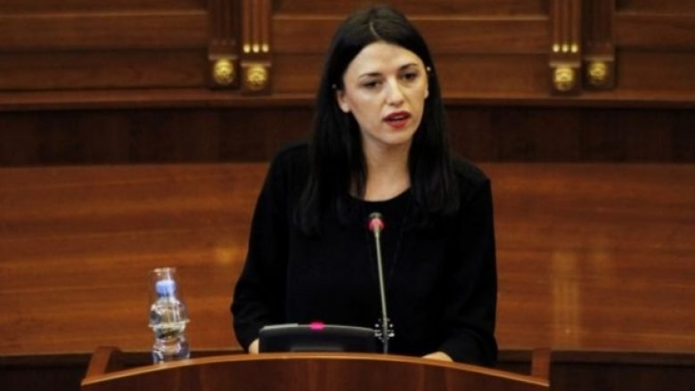 Haxhiu: Në vend se të vie në seancë, kryeministri po sillet në zyrat e Kuvendit